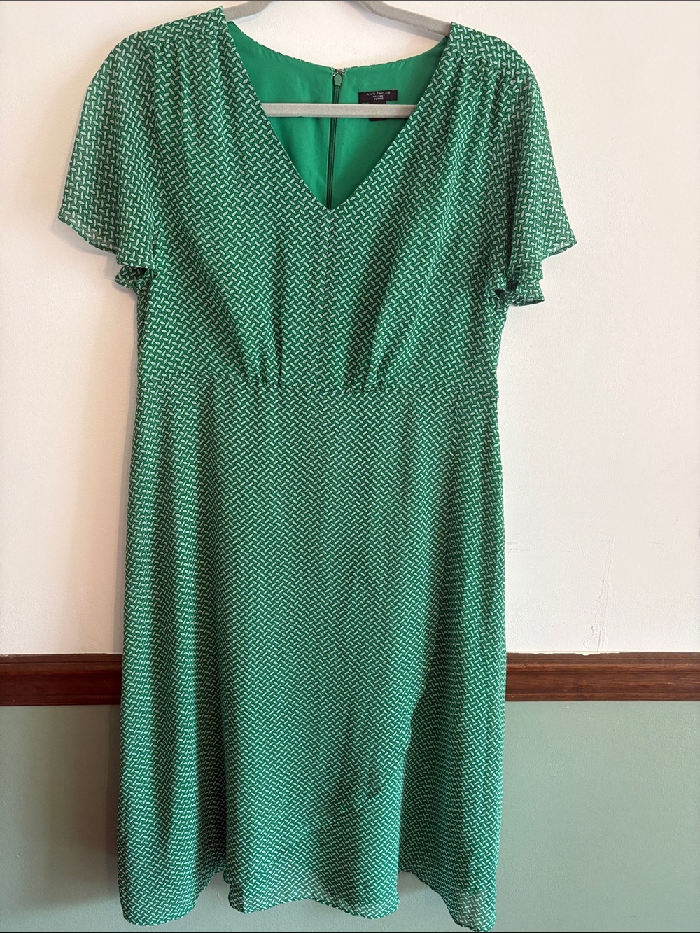 Ann Taylor Green V-Neck Flutter Sleeve women’s Dress